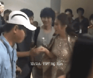 Đang đi mà bị khán giả nam nắm tay, Mỹ Tâm có phản ứng cực gắt!