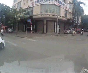 Người phụ nữ bất ngờ lăn xuống đường khi đang ngồi trong ô tô khiến nhiều người thót tim