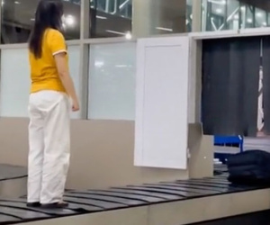 Thêm clip cô gái leo lên băng chuyền hành lý, mặc cho băng chuyền vẫn đang chạy