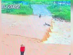 Video: Học sinh bị nước lũ cuốn trôi khi đi qua ngầm tràn