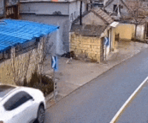 Clip: Ô tô mất lái tông nhà dân đổ sập như trong phim hành động