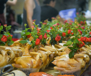 'Chợ nhà giàu' Hà Nội tấp nập, nhộn nhịp trong ngày Rằm tháng 7