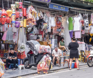 Bày la liệt 'hàng hiệu', 'thủ phủ' vàng mã Hà Nội vẫn đìu hiu, ế ẩm dịp Rằm tháng 7