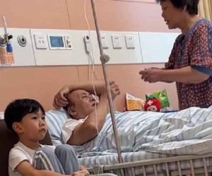 Hí hửng được ông bà đến thăm, cháu trai bất lực vì bị chiếm luôn cả giường, phải ngồi truyền nước