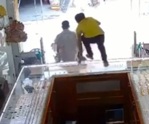 Vụ nghi cướp tiệm vàng ở TP.HCM: Camera tiết lộ màn 'phi thân' của nhân viên