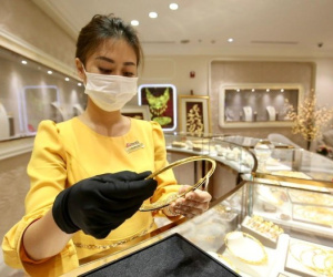 Vàng thế giới vượt 1.800 USD, trong nước tăng liên tiếp