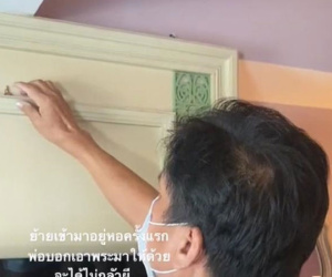 Lo lắng con gái ở một mình không quen, ông bố mang đến 'vật hộ mệnh' khiến dân tình cười ngất