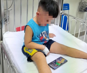 Bé trai hơn 3 tuổi bị bạo hành, bỏ vào tủ cấp đông: Dấu hiệu tội giết người?