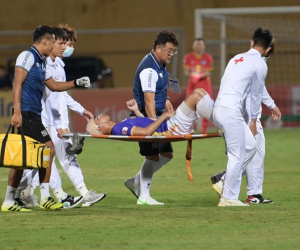 Đức Huy nhập viện sau pha va chạm đổ máu trong ngày Hà Nội FC đánh bại HAGL