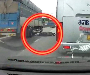 CLIP: Thoát chết trong 'gang tấc' khi ngã xuống ngay đầu xe tải đang chạy