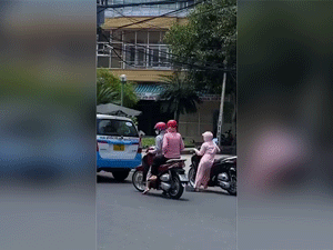 Mạng xã hội cười 'nghiêng ngả' với màn dừng xe chờ đèn đỏ của cô gái đi SH