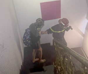 Cảnh sát giải cứu nhiều người trong nhà cao tầng bốc cháy ở TP HCM