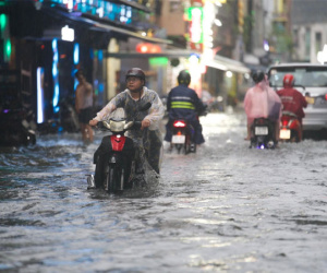 Mưa lớn, nhiều tuyến đường ở TP.HCM ngập sâu 'chưa từng có'