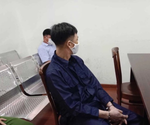 Sợ không được đi học, bé gái nhắm mắt để dượng hiếp dâm