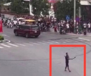 Vây bắt thanh niên nghi ngáo đá vung dao loạn xạ, la hét náo loạn đường phố