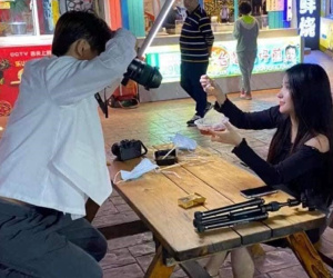 Nhờ bạn trai chụp ảnh, cô gái 'tím mặt' khi xem loạt sản phẩm