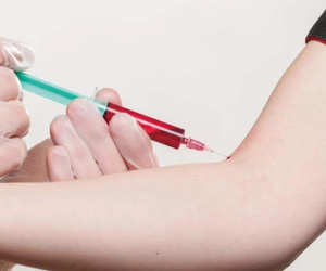 Tiêm máu của bạn trai nhiễm HIV vào người để chứng tỏ tình yêu