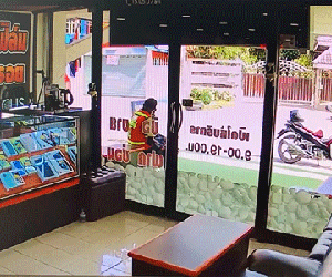 Người đi đường thoát hiểm trong gang tấc khi đối đầu 'xe điên'