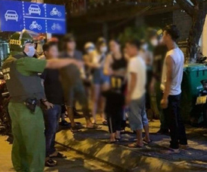 Chồng rủ 2 bạn nhậu đánh hội đồng vợ gây thương tích