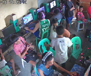 'Ơ, động đất à !', và rồi thanh niên vẫn tiếp tục ngồi im cho dù tất cả đã bỏ chạy