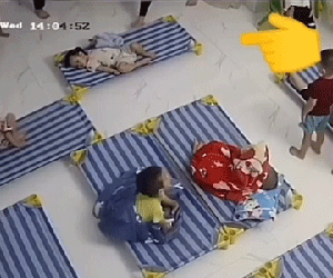 Bé gái đang ngủ bị cô giáo giật tay bắt thức dậy khiến cộng đồng mạng phẫn nộ