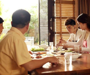 Dẫn bạn gái đi ăn cùng bố mẹ, chàng trai 'toát mồ hôi hột' khi nghe phụ huynh hỏi: 'Con bé không có tay à?'