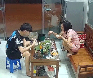 Clip: Mẹ 'dừng khoảng 2 giây' khiến người con 'hết hồn' sau khi đánh rơi bát cơm