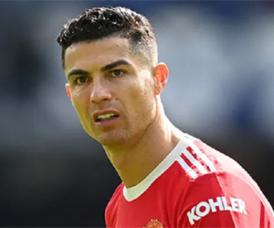 Ronaldo bị cảnh sát cảnh cáo