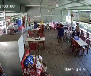 Clip: Thêm một nạn nhân chịu 2 phát vụt từ điếu cày, nằm gục tại chỗ