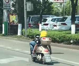 Người đàn ông gây 'choáng' khi nằm ra xe máy đi qua hai giao lộ đèn xanh đỏ
