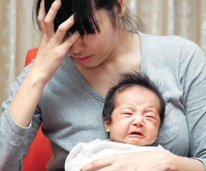 Bị nhà chồng coi thường, sinh xong được cho túi đồ, mở ra tôi bật khóc