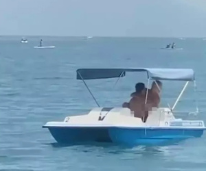 Đôi nam nữ 'nhún nhảy' trên thuyền giữa ban ngày ban mặt khiến dân tình 'tái mặt': Đứt hết dây thần kinh xấu hổ rồi à?