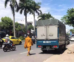 Giả nhà sư đi khất thực, lập sổ sách nhận tiền từ nhà hảo tâm