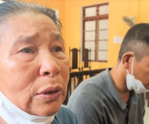 Mẹ già nhiều lần quỳ gối xin con gái rút đơn kiện em trai