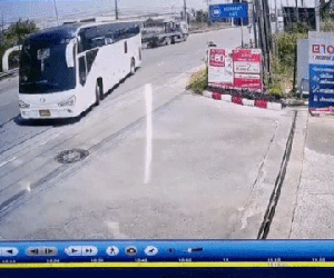 Clip: Văng vào gầm xe buýt sau cú phanh gấp, cô gái thoát chết thần kỳ