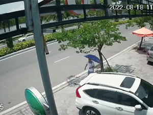 Đứng vẫy mời khách vào quán ăn, người đàn ông suýt bị xe ôtô tông trúng