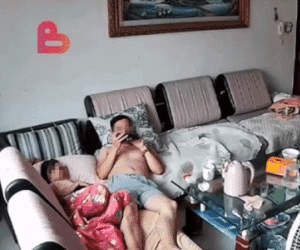 Ông bố đang xem điện thoại bất ngờ bị lửa bao trùm gương mặt, dân mạng chỉ trích vì một hành động liên quan đến con gái
