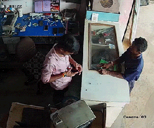 Điện thoại phát nổ khiến cả thợ và khách hoảng sợ