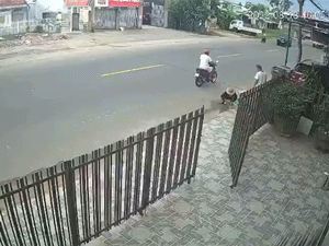 Video: Xe mất lái tông hai vợ chồng thương vong ở Cà Mau