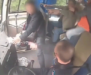 Video: Thấy chuyện bất bình, nam thanh niên tung cước đánh khách trên xe bus