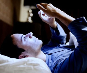 Người đàn ông 40 tuổi bị liệt toàn thân do thói quen sử dụng điện thoại cực phổ biến