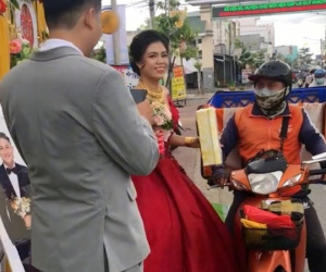 Đang tổ chức lễ cưới cô dâu bỗng nhận được 'quà' của một nam khách 'không mời mà đến', dân tình cười ngặt nghẽo: 'Thánh săn sale đây rồi!'