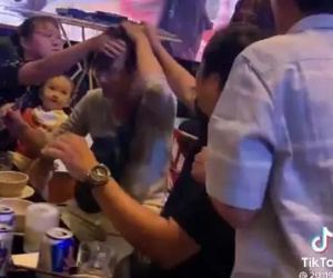 Múa quá nhiệt tình, nhân viên quăng luôn mâm vào đầu khách hàng