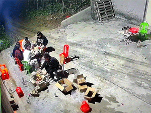 Đang thư giãn nướng thịt bên bếp lò, thanh niên giật bắn mình vì quả cầu lửa phun ra từ chiếc bếp