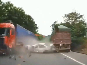 Khó tin với phản ứng của người đàn ông ngồi trong xe con sau va chạm với hai xe tải cỡ lớn