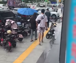 Chàng trai bất ngờ nổi tiếng vì hành động đổi dép cho bạn gái, đôi chân thon gọn sải bước rất tự tin khiến nhiều chị em phải ghen tị