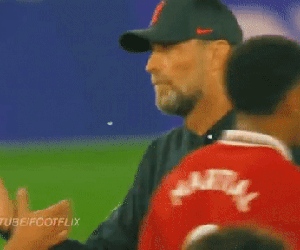 Thua MU, Jurgen Klopp hùng hổ vào sân bóp cổ Bruno Fernandes