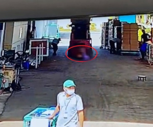 Lùi xe nâng hàng thiếu quan sát đè chết nữ công nhân