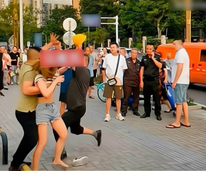 Chồng làm công nhân vác gạch ngồi vỉa hè bê hộp cơm giữa trưa nóng ngỡ ngàng chứng kiến vợ ăn mặc mát mẻ nắm tay trai đi siêu thị