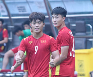 'Vua giải trẻ' Nguyễn Quốc Việt lập cú đúp cho tuyển Việt Nam trong trận giao hữu tại Nhật Bản